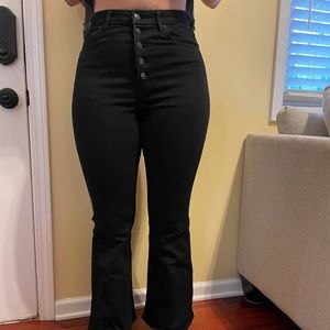 AE high-waisted, button-fly, black flairs 10R